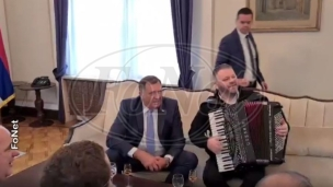 Dodik doveo harmonikaša